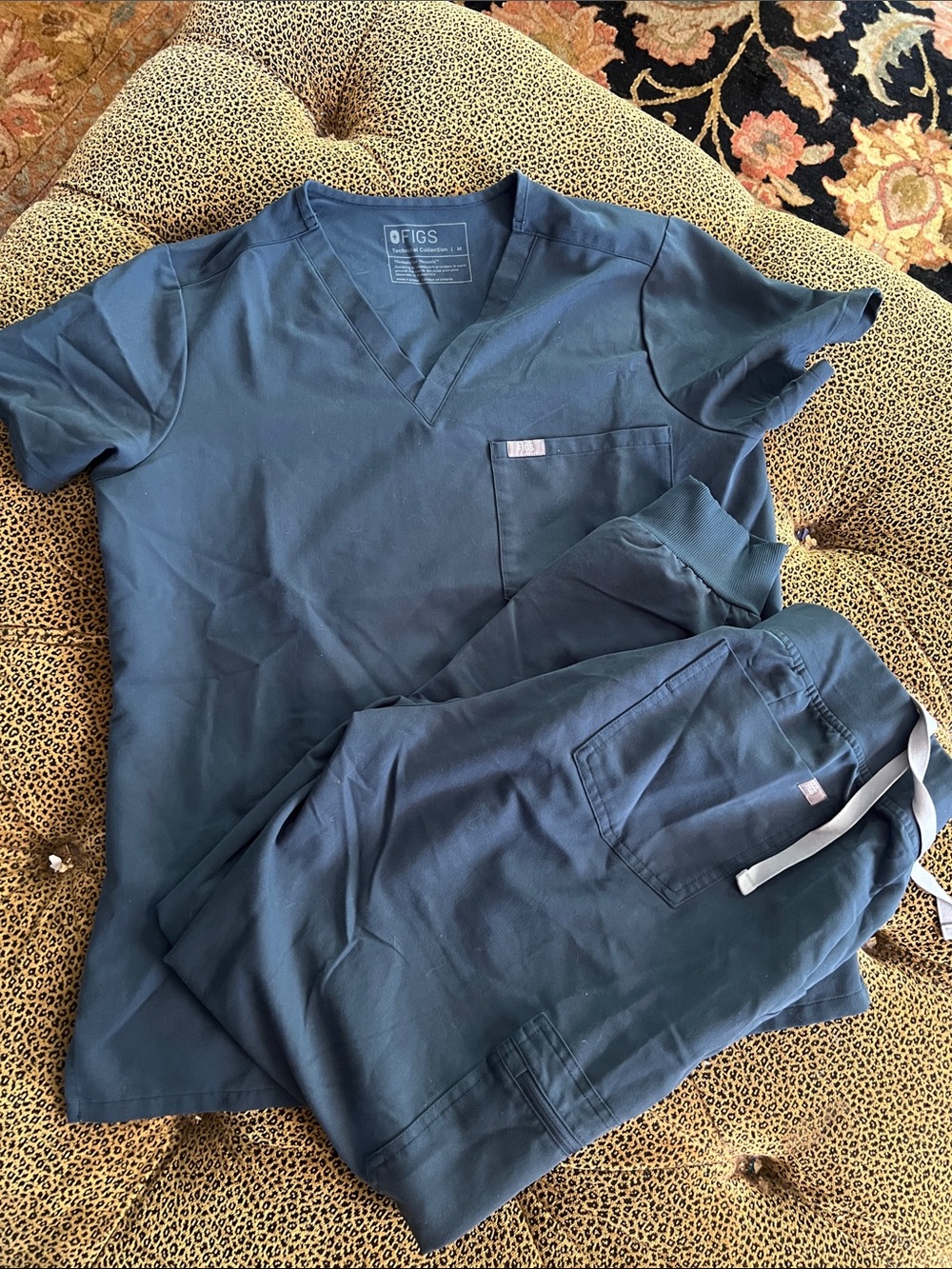 FIGS Women’s Navy Blue V-Neck Scrub Top and joggers size M/L